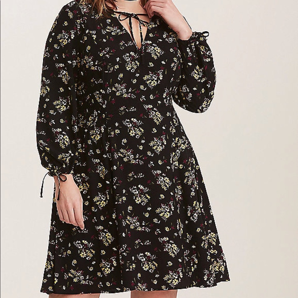 NWT SIZE 6 DRESS